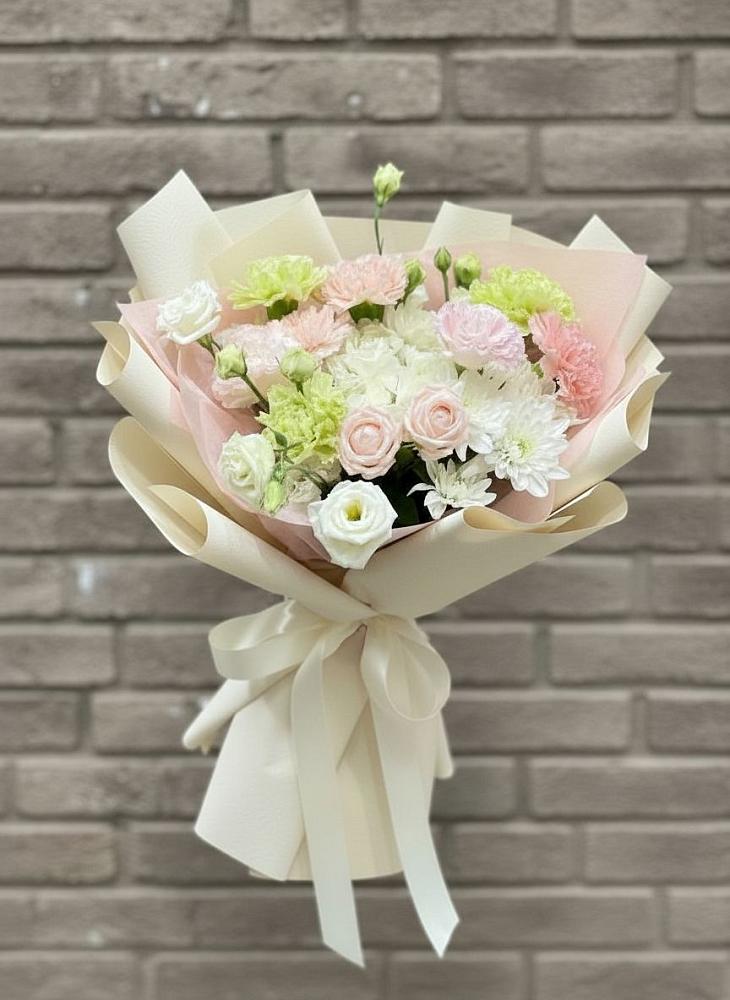 Букет цветов из: Гвоздики, Розы, Лизиантусы и Хризантемы в Обидимо