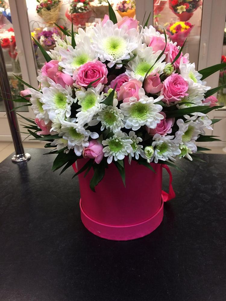 Цветочная композиция из Розы и Хризантемы в шляпной коробке в Обидимо