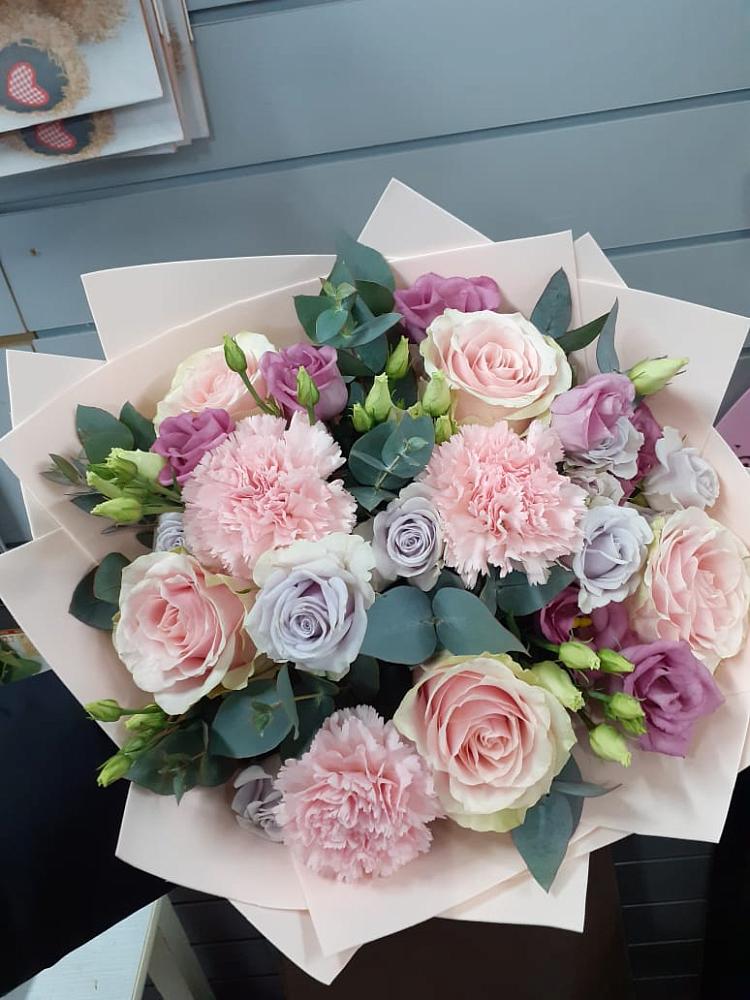 Букет цветов из: Розы, Гвоздики и Лизиантусы в Обидимо